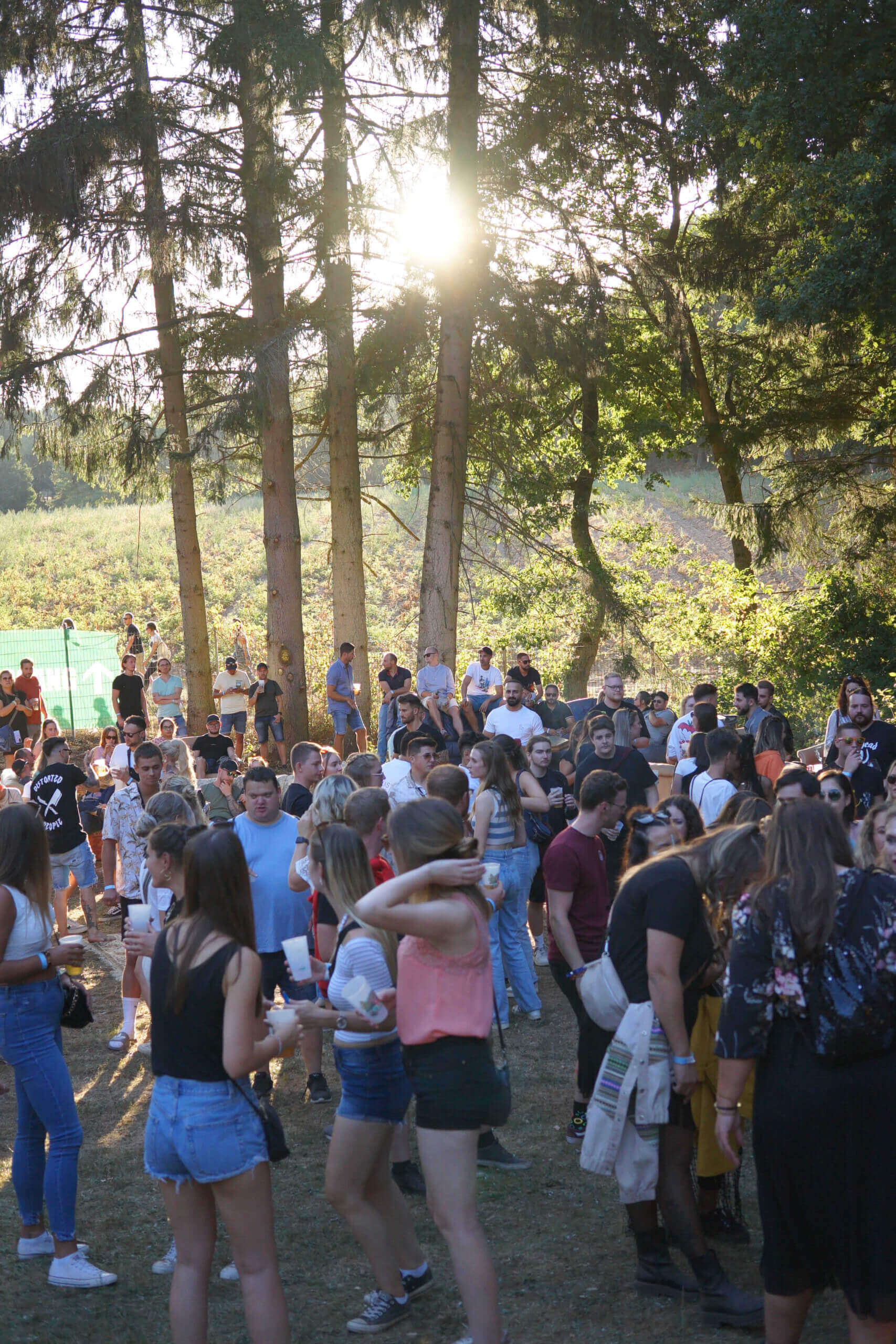 Das Heidebeat Festival - die jungen Leute feiern am Abend