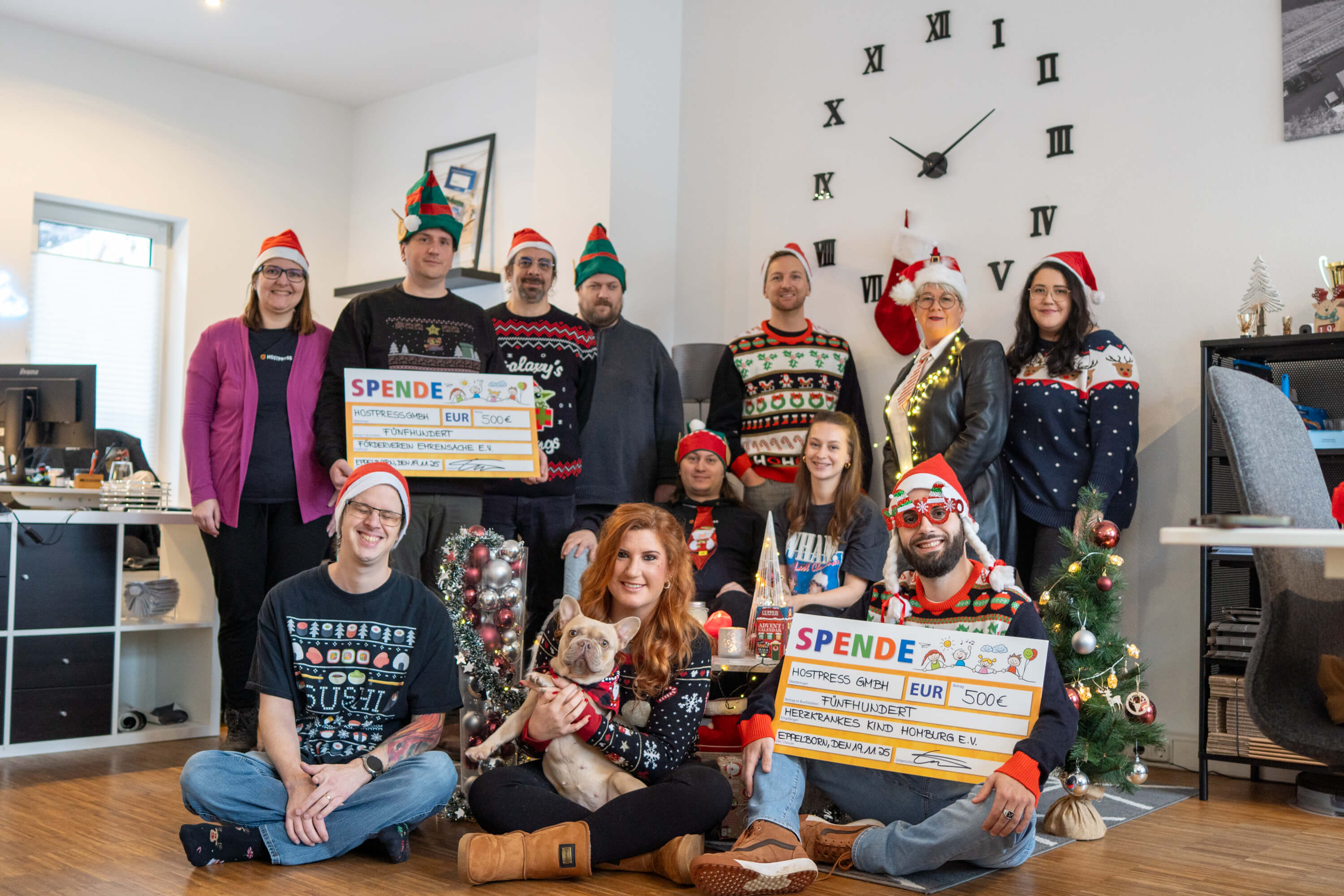 Weihnachtsfoto 2025 HostPress Team mit Spende an lokale Vereine, die sich für kranke Kinder einsetzen.